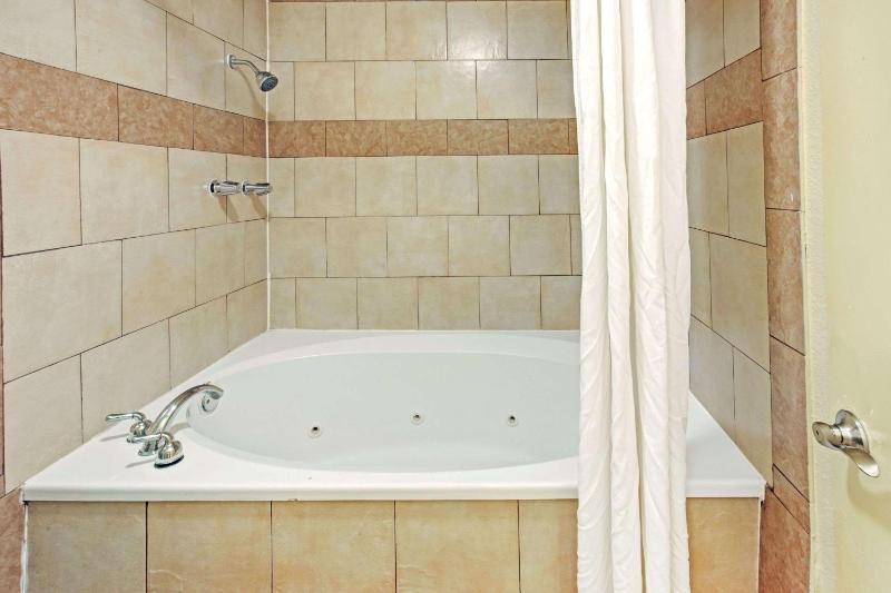 Super 8 by Wyndham Dallas East - image 28