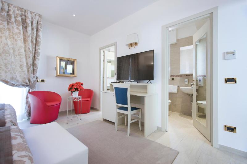 King Suite with Spa Bath image 2