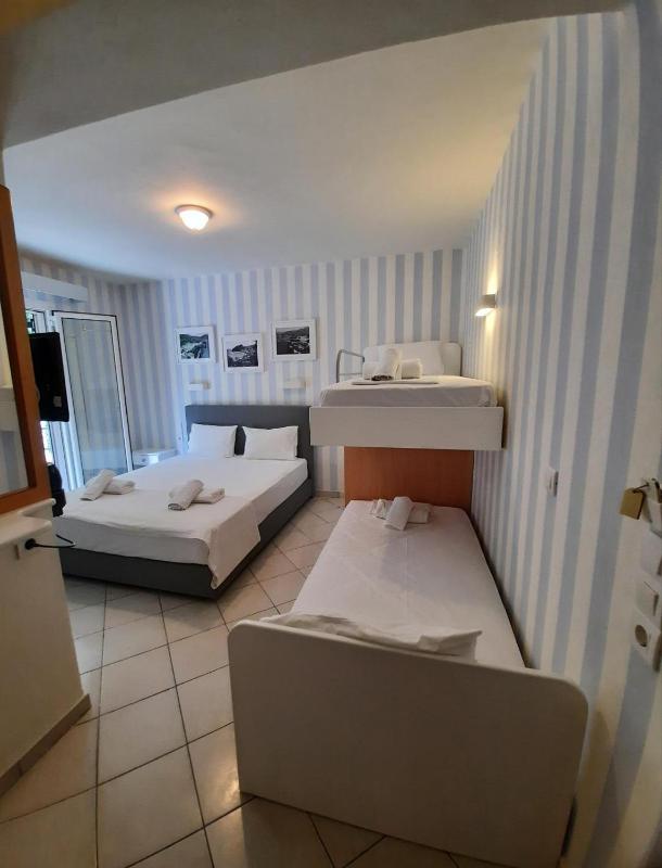 Standard Quadruple Room image 3