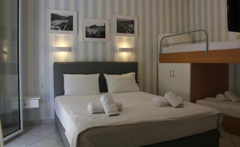 Standard Quadruple Room image 2