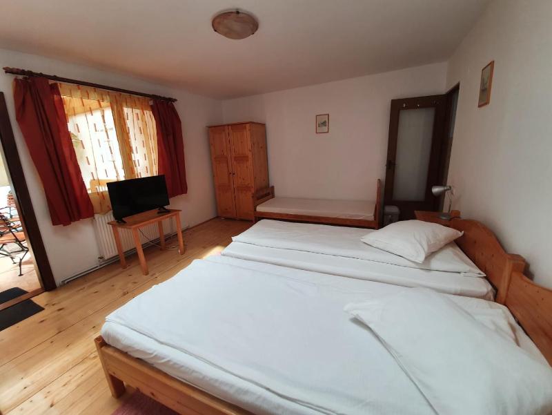 Twin Room image 4
