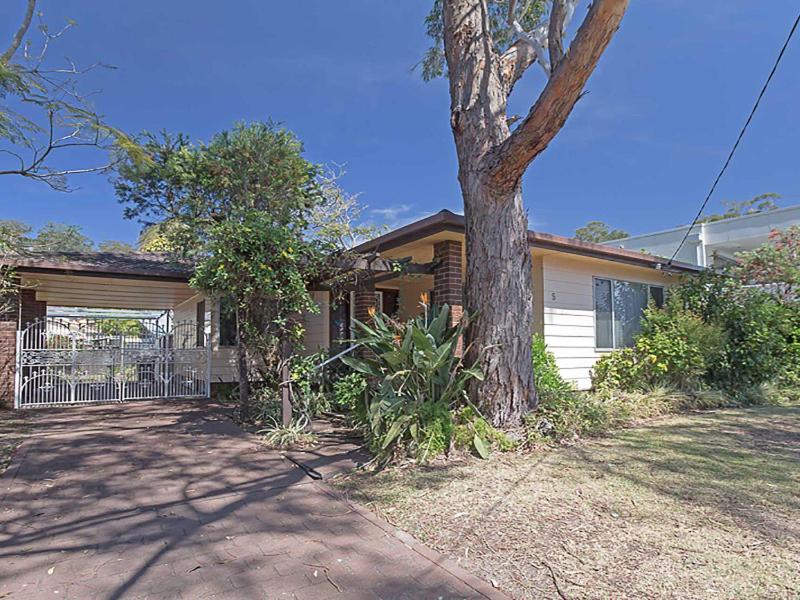 Evans Retreat cottage across the road from Sandy Point Beach Images