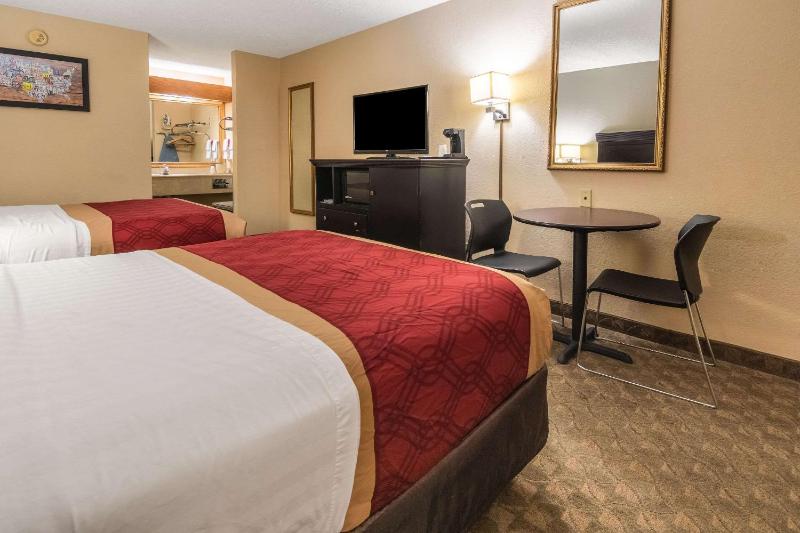 Queen Room with Two Queen Beds - Smoking image 3