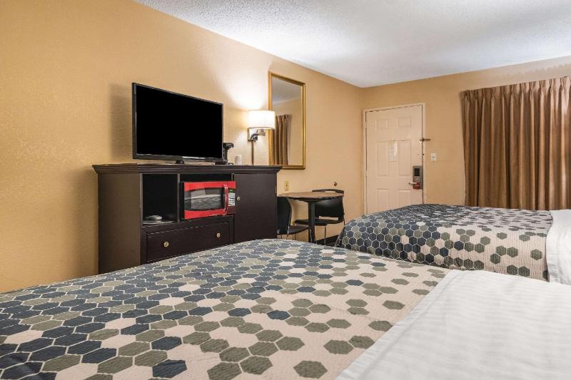 Queen Room with Two Queen Beds - Non-Smoking image 2