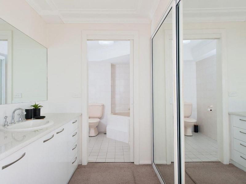 Florentine 6 stunning unit with sensational views - image 19