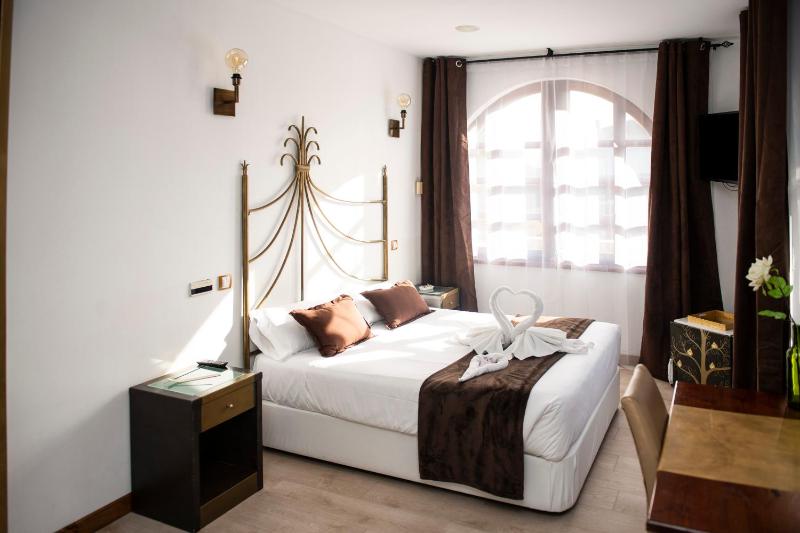 Deluxe Double Room with Hydromassage Bath image 3