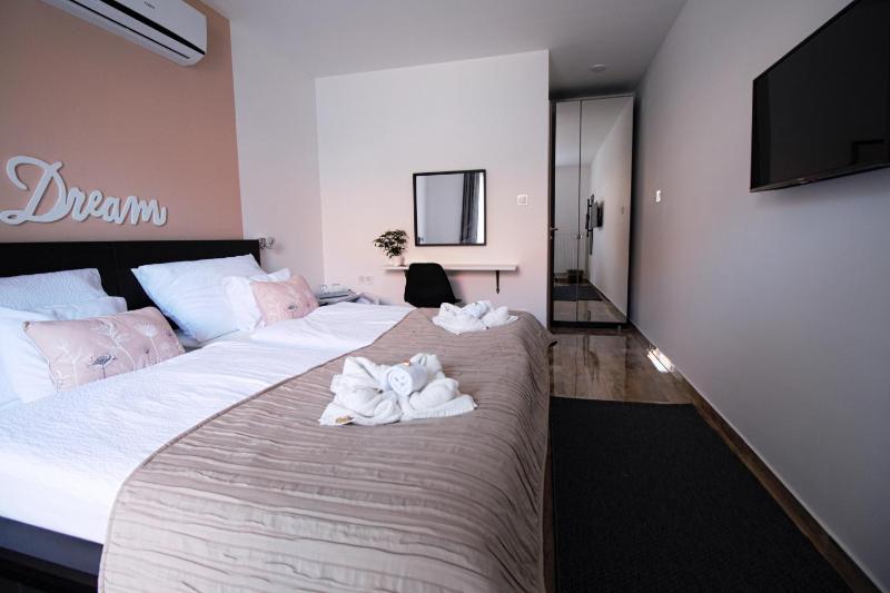 Standard Double Room with Two Double Beds image 2