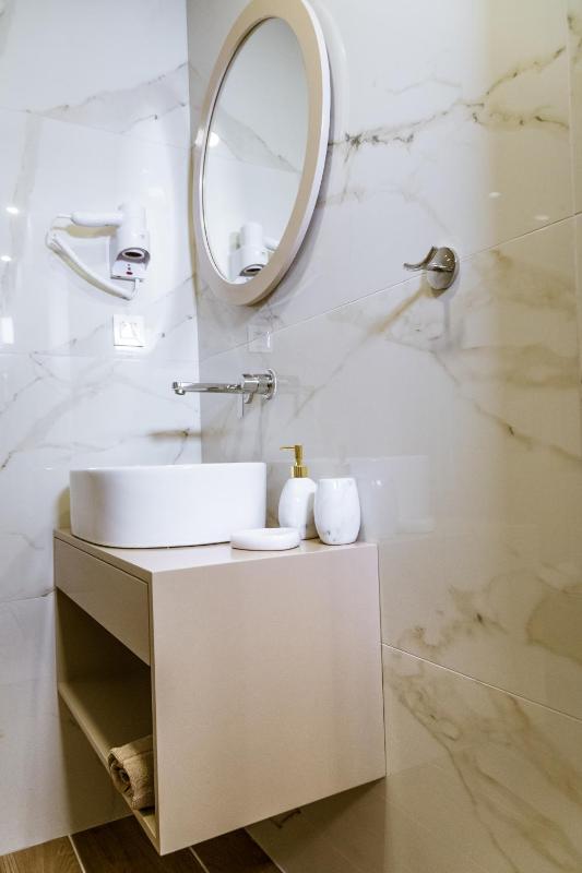 One-Bedroom Suite image 3