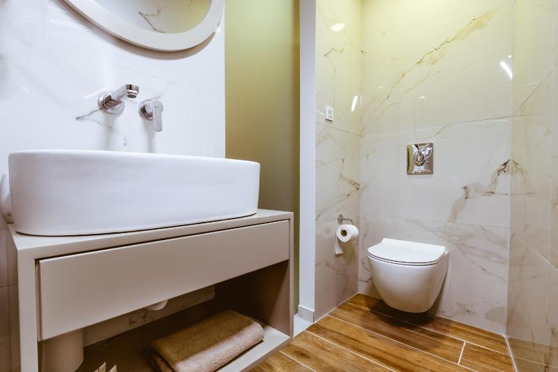 Two-Bedroom Suite with Spa Bath image 4