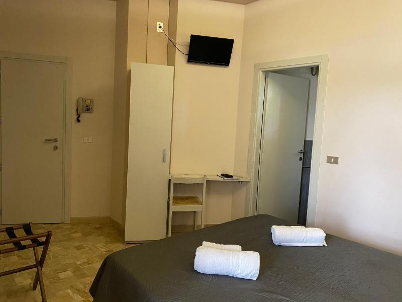 Double Room with Balcony and Sea View image 4