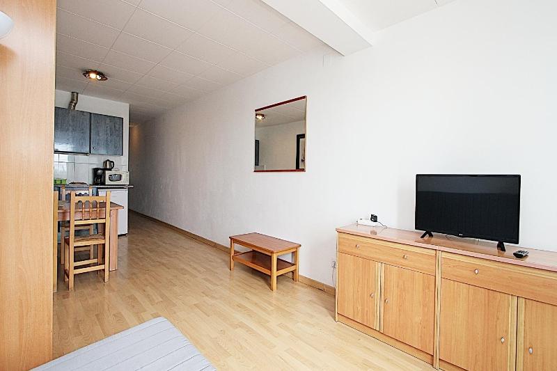 One-Bedroom Apartment with Sea View image 2