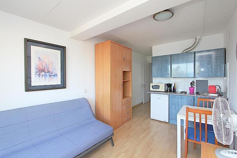 Studio Apartment with Sea View image 3