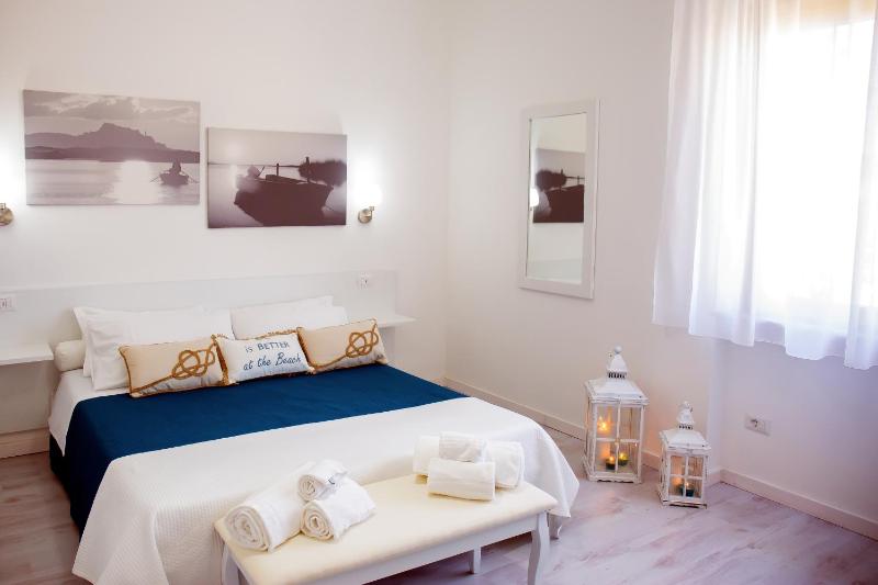 Queen Suite with Pool View image 1