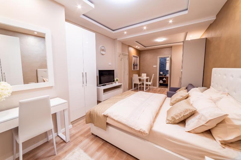 Ivi Place Apartments - image 4
