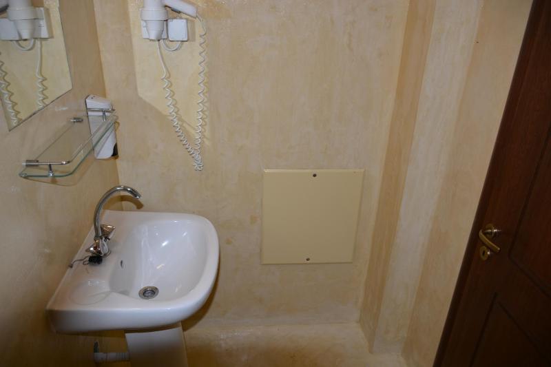 Two intercontected rooms image 1