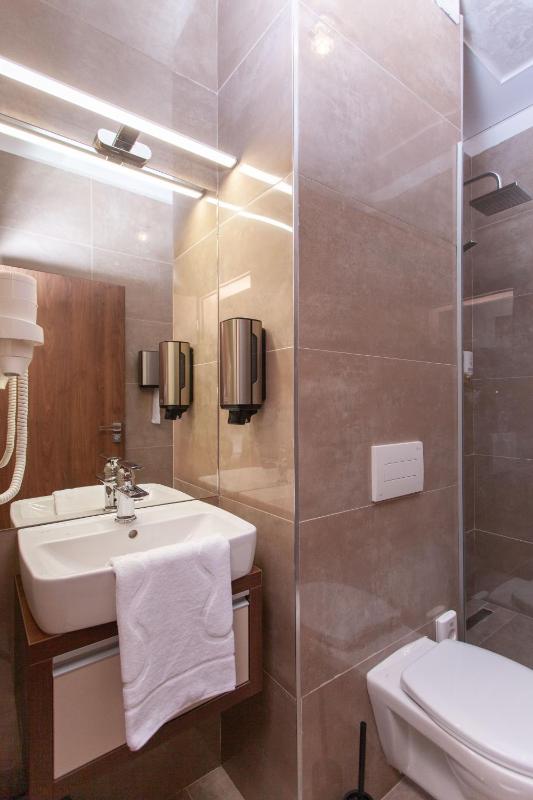 Basic Triple Room image 1