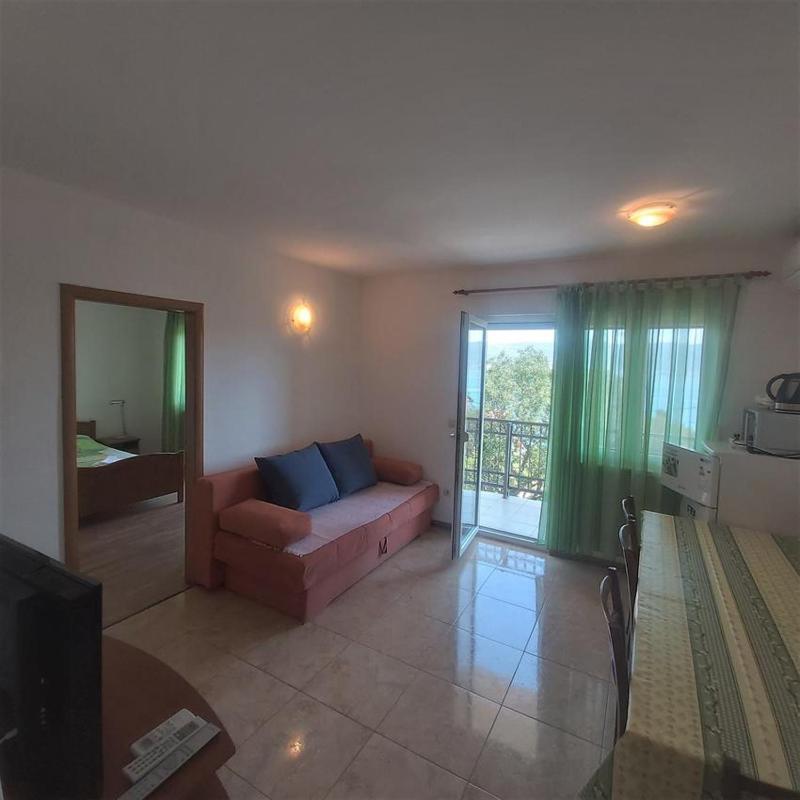 Three-Bedroom Apartment with Terrace and Sea View image 1