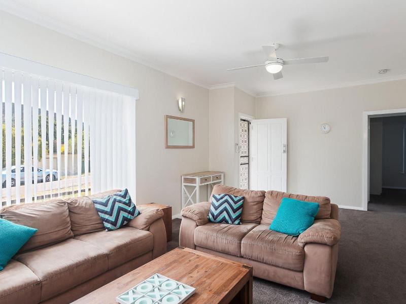 Sandy Shoal Shoal Bay Beach Cottage with aircon - image 7