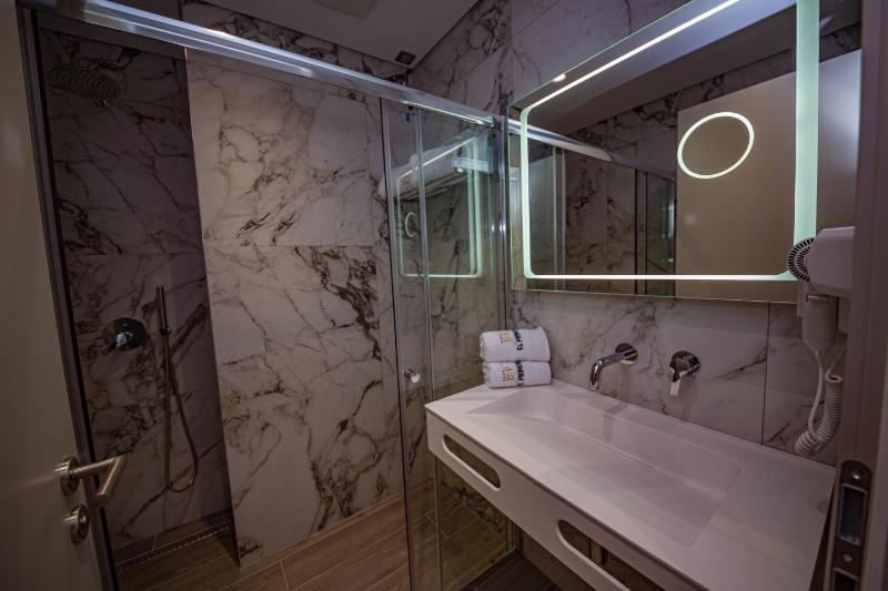  Deluxe Triple Room with Side Sea View image 2