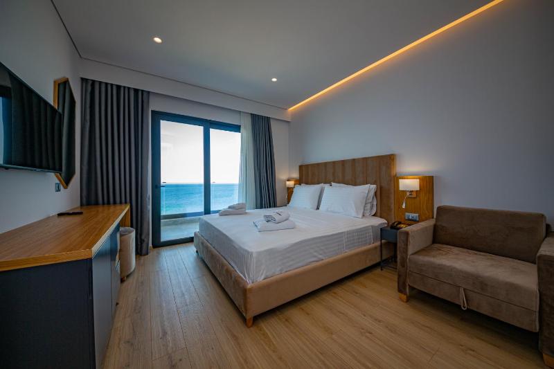 Deluxe Triple Room with Sea View image 1
