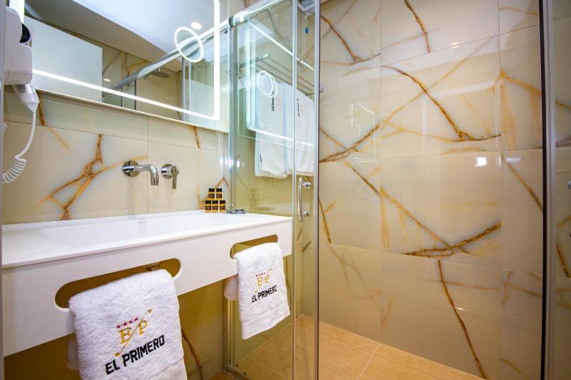 Deluxe Double or Twin Room with Side Sea View image 2