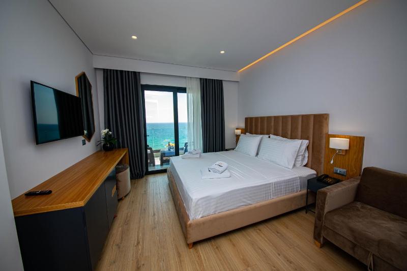 Deluxe Triple Room with Sea View image 4