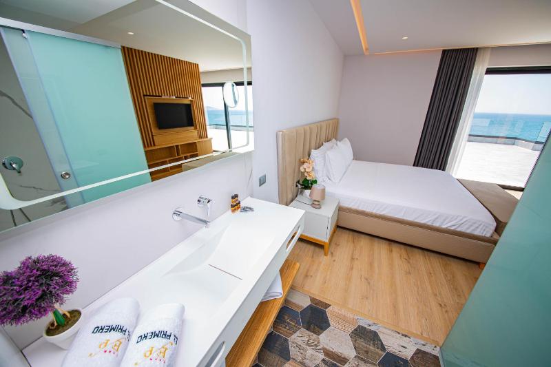 Deluxe Suite with Sea View image 3