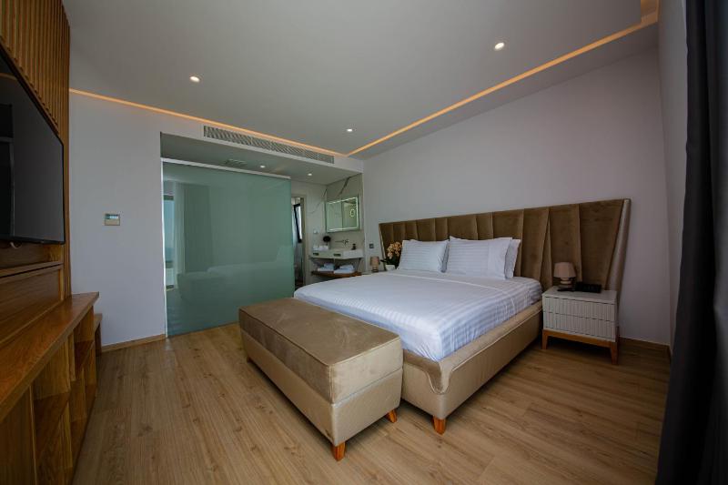Deluxe Suite with Sea View image 4