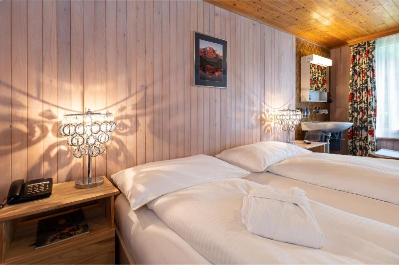 Basic Plus Double or Twin Room with Shared Bathroom image 2