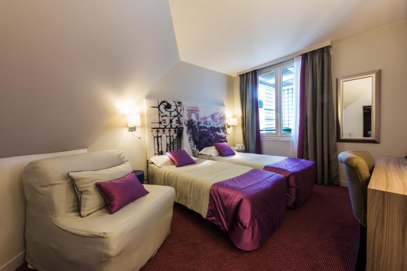 Twin Room Opera image 2