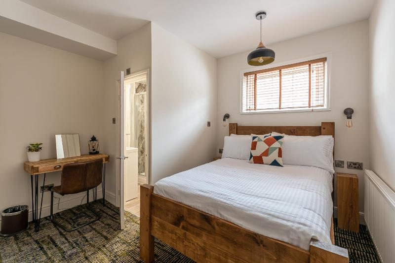 Standard Double Room image 3
