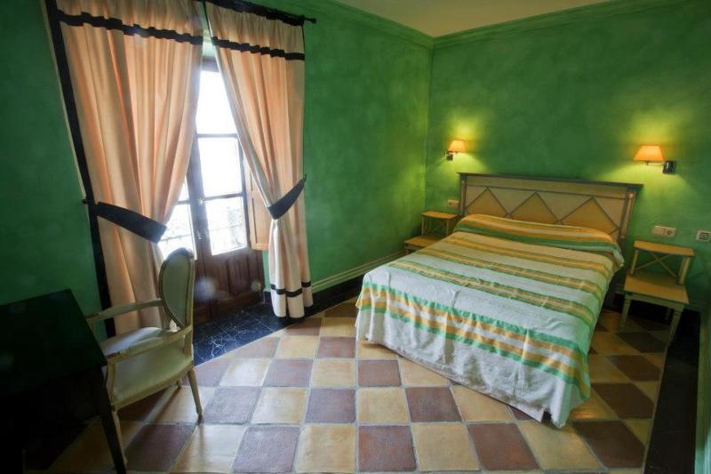 Classic Double Room image 2