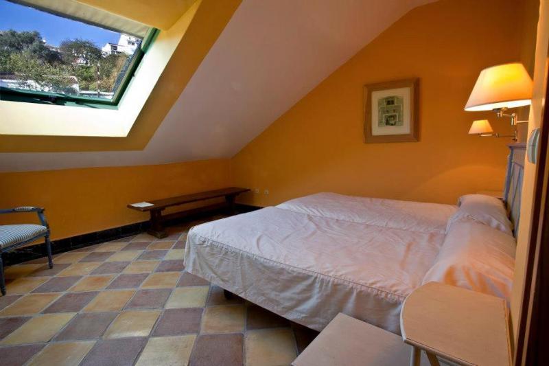 Classic Double Room image 3