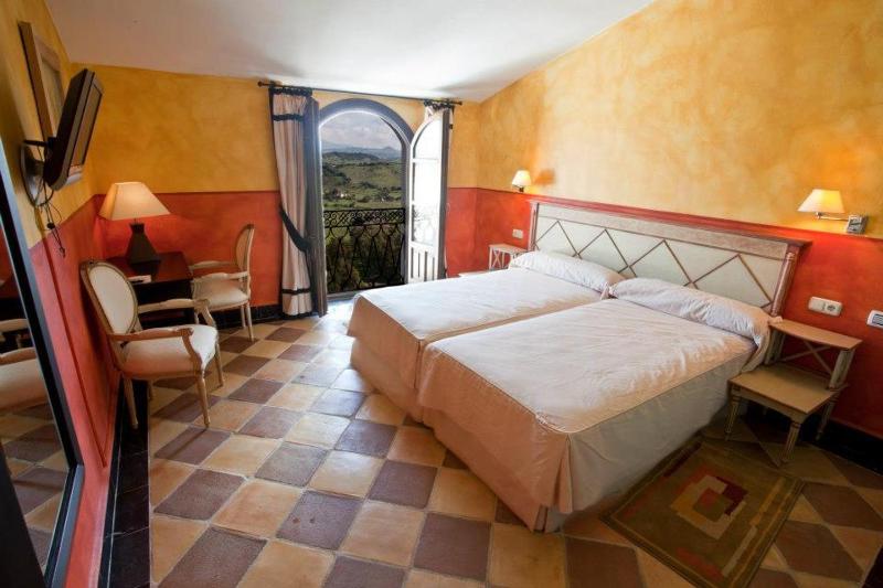 Double or Twin Room image 4