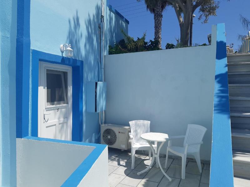 Double Room - Lower floor - No window image 4