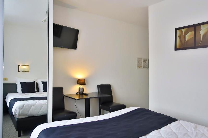Double Room image 3