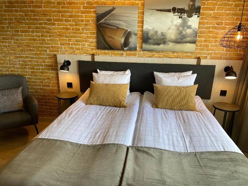 Standard Double Room image 4