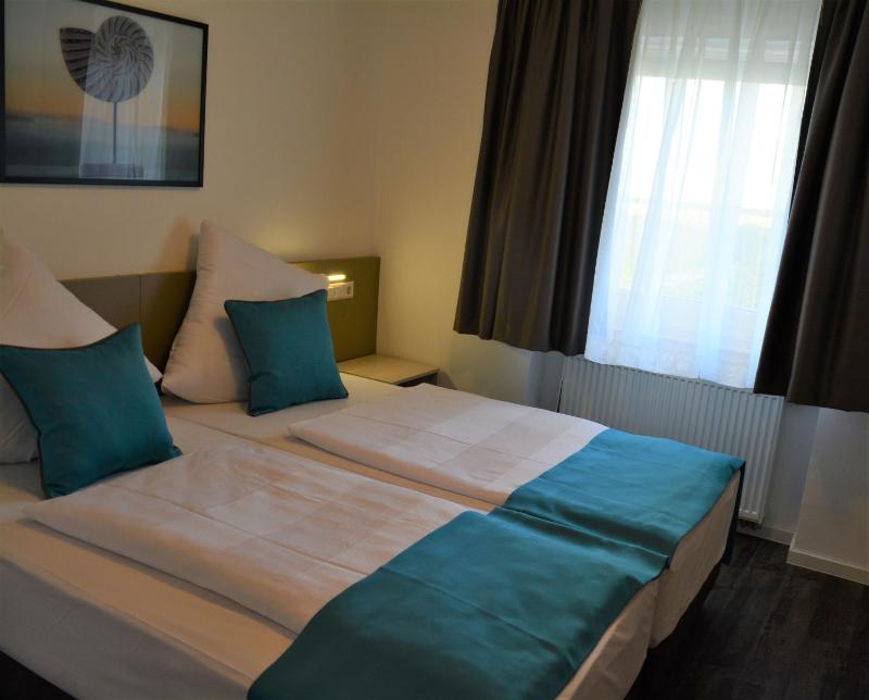 Superior Triple Room image 3