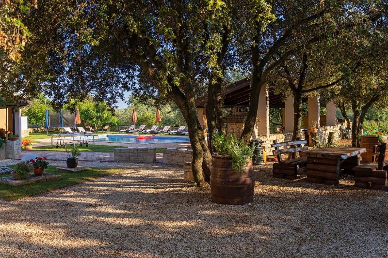 Guesthouse ''Barboska'' - big outdoor swimming pool & private tennis court - image 31