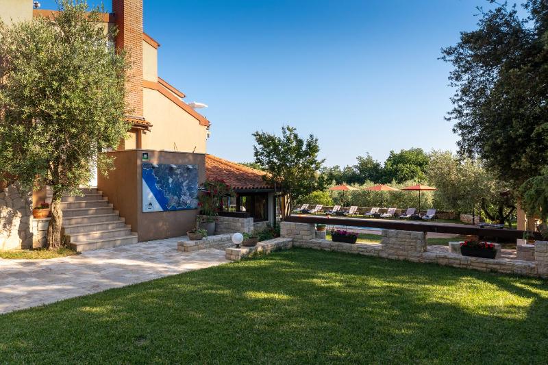 Guesthouse ''Barboska'' - big outdoor swimming pool & private tennis court - image 25