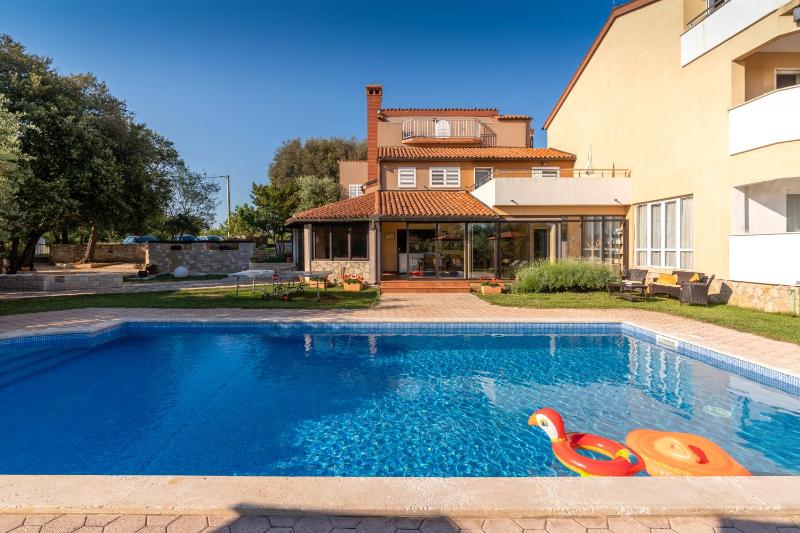 Guesthouse ''Barboska'' - big outdoor swimming pool & private tennis court - image 43