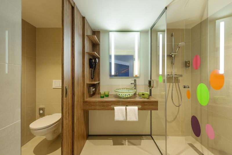 Twin Room image 2