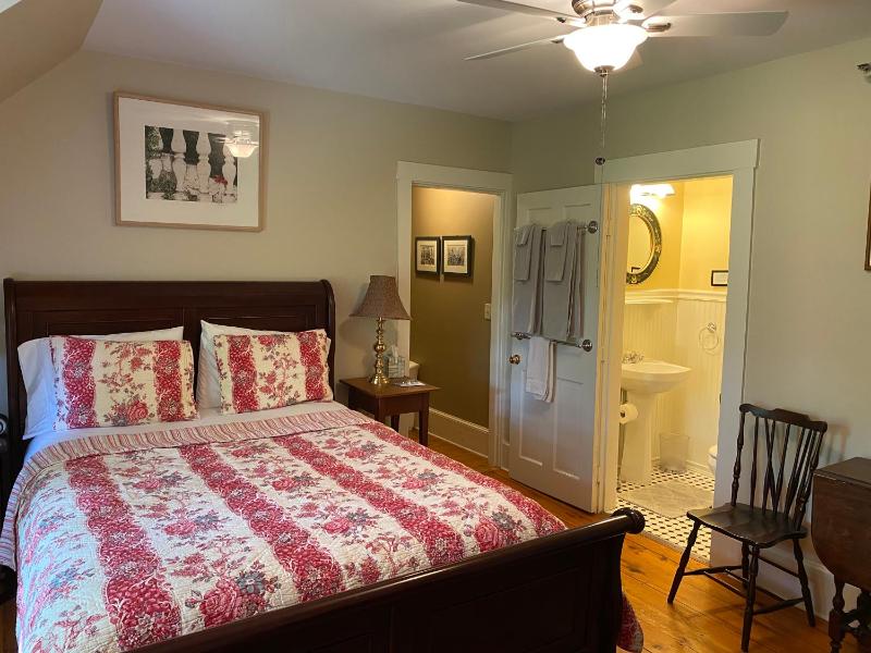 Queen Room image 2