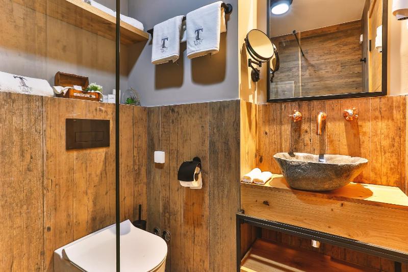 Deluxe Double Room with Sea View image 3