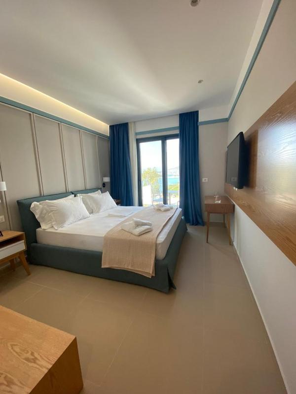 Deluxe Double Room with Balcony and Sea View image 1