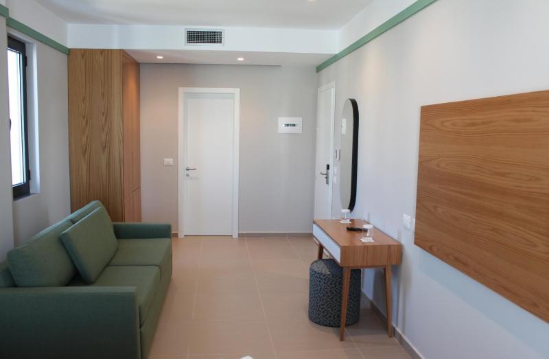 Deluxe Family Suite image 2