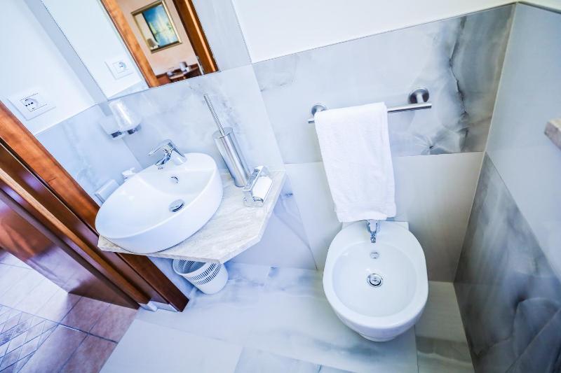 Superior Triple Room image 3