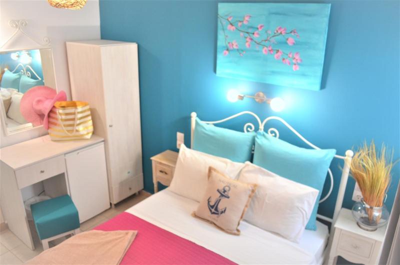 Economy Double Room image 4