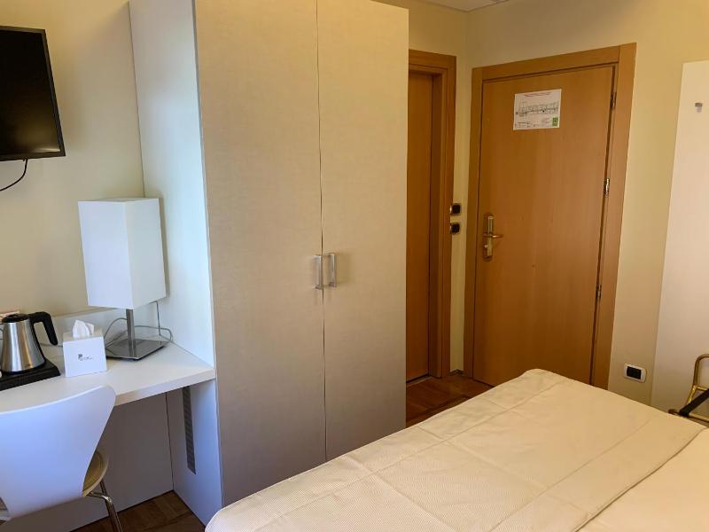 Economy Double Room image 4