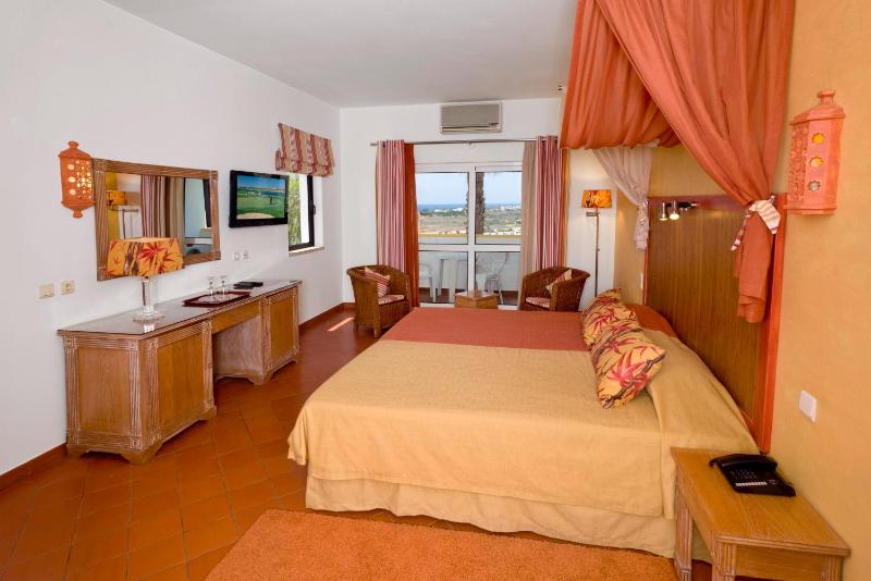 Superior Twin Room with Sea View image 3